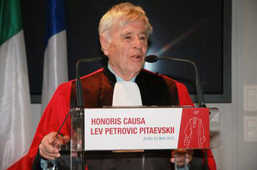 Remise des insignes de Docteur Honoris Causa au Professeur Lev Petrovic Pitaevskii.