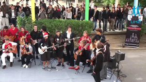 50G. Town : une performance de 50 guitaristes!
